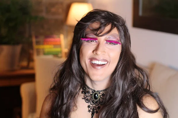 집에서 가발을 트랜스젠더 여성의 — 스톡 사진