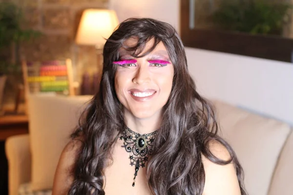 Retrato Mujer Transgénero Peluca Casa —  Fotos de Stock