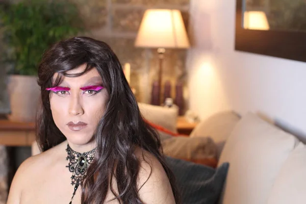 Retrato Mulher Transexual Peruca Casa — Fotografia de Stock