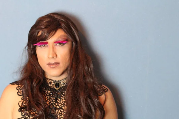 ウィッグのトランスジェンダーの女性の肖像画です — ストック写真