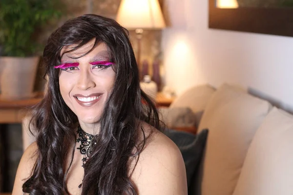 Retrato Mujer Transgénero Peluca Casa —  Fotos de Stock