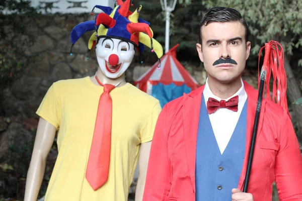 Portret Van Knappe Jonge Goochelaar Rood Pak Met Clown Circus — Stockfoto