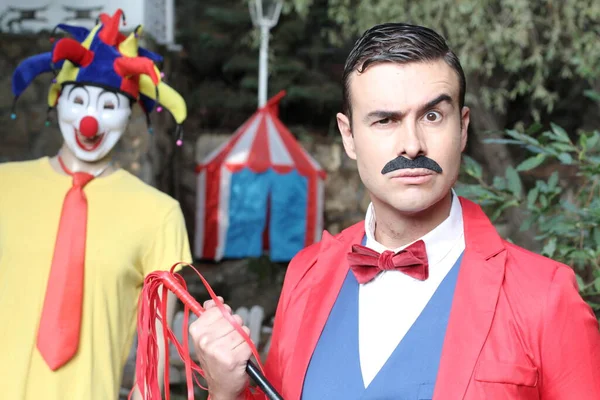 Retrato Joven Mago Guapo Traje Rojo Con Payaso Circo — Foto de Stock