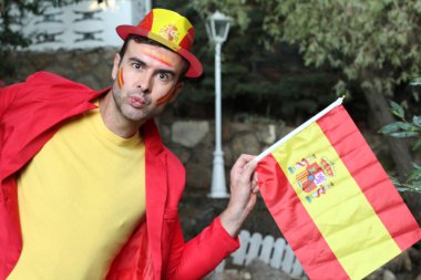 İspanya bayrağını doğada boyayan yakışıklı genç adamın portresi.