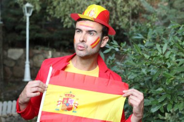 İspanya bayrağını doğada boyayan yakışıklı genç adamın portresi.