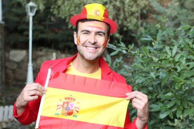 İspanya bayrağını doğada boyayan yakışıklı genç adamın portresi.