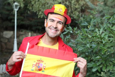 İspanya bayrağını doğada boyayan yakışıklı genç adamın portresi.