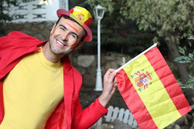 İspanya bayrağını doğada boyayan yakışıklı genç adamın portresi.