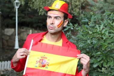 İspanya bayrağını doğada boyayan yakışıklı genç adamın portresi.