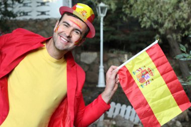 İspanya bayrağını doğada boyayan yakışıklı genç adamın portresi.