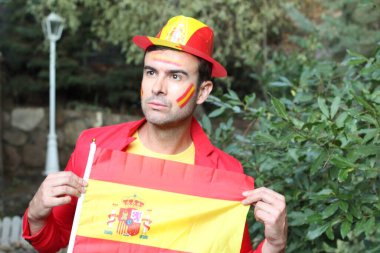 İspanya bayrağını doğada boyayan yakışıklı genç adamın portresi.