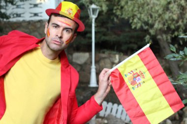 İspanya bayrağını doğada boyayan yakışıklı genç adamın portresi.