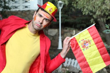 İspanya bayrağını doğada boyayan yakışıklı genç adamın portresi.