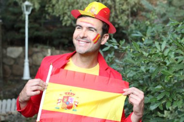 İspanya bayrağını doğada boyayan yakışıklı genç adamın portresi.