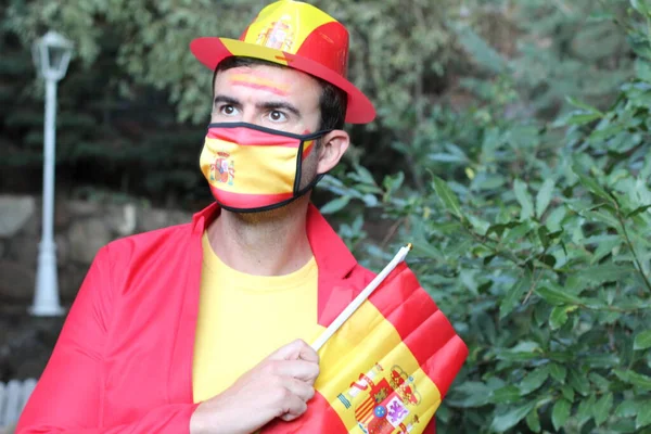 Retrato Jovem Bonito Roupas Coloridas Espanha Bandeira Máscara Médica Natureza — Fotografia de Stock