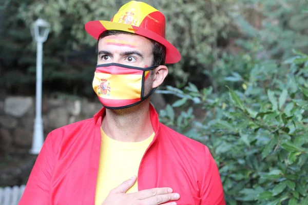 Porträtt Stilig Ung Man Kläder Färgade Spanien Flagga Och Medicinsk — Stockfoto