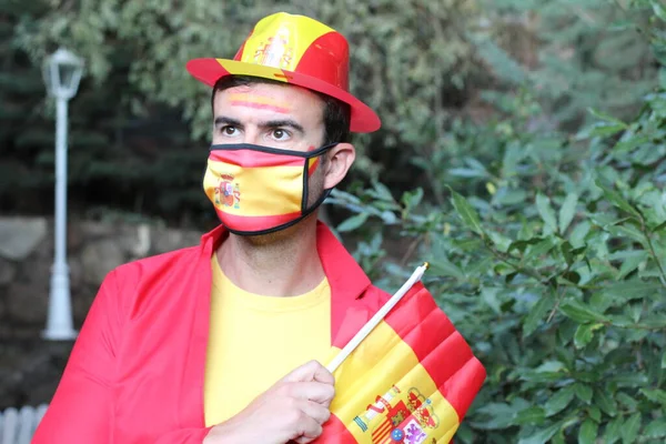 Retrato Joven Guapo Ropa Color Bandera España Máscara Médica Naturaleza — Foto de Stock
