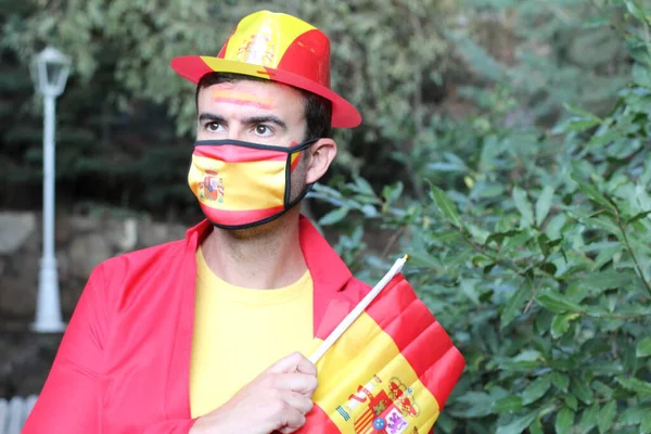 Retrato Jovem Bonito Roupas Coloridas Espanha Bandeira Máscara Médica Natureza — Fotografia de Stock