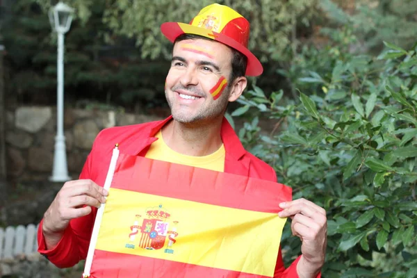 İspanya bayrağını doğada boyayan yakışıklı genç adamın portresi.