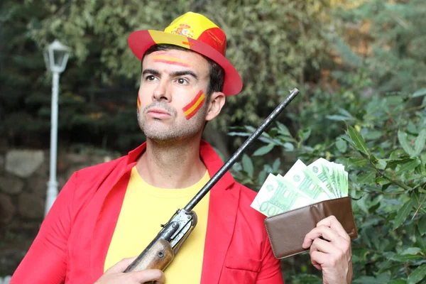 Retrato Joven Guapo Ropa Color Bandera España Sosteniendo Rifle Billetera — Foto de Stock