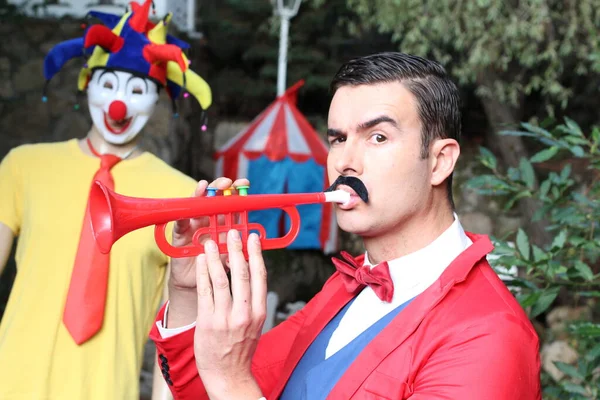 Ritratto Bel Giovane Mago Abito Rosso Con Clown Circo — Foto Stock