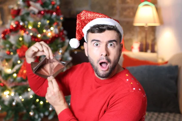 Retrato Jovem Bonito Santa Hat Celebrando Natal Com Carteira Vazia — Fotografia de Stock