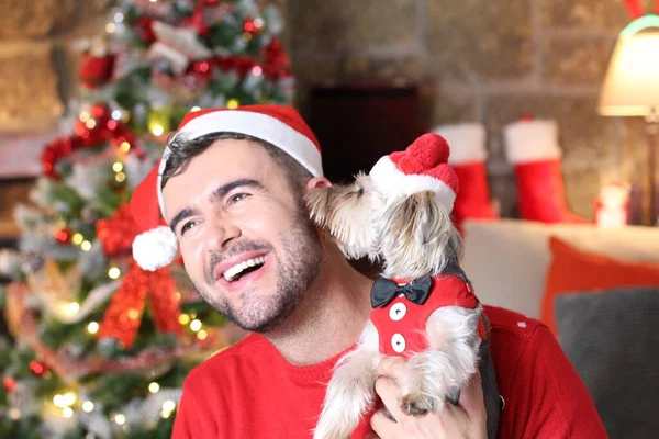 Retrato Jovem Bonito Santa Chapéu Celebrando Natal Com Seu Cão — Fotografia de Stock