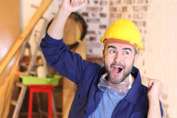 Portrait Beau Jeune Réparateur Casque Célébrant Dans Son Atelier — Photo