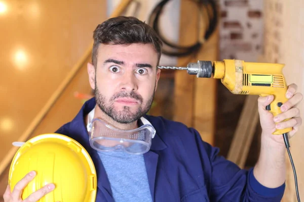 Portret Van Knappe Jonge Reparateur Met Helm Boor Zijn Werkplaats — Stockfoto