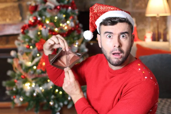 Retrato Jovem Bonito Santa Hat Celebrando Natal Com Carteira Vazia — Fotografia de Stock