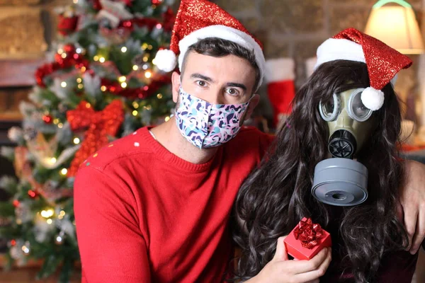 Retrato Jovem Bonito Santa Hat Celebrando Natal Casa Durante Pandemia — Fotografia de Stock