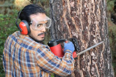 Bıyıklı yakışıklı genç adamın yakın plan portresi testereli oduncu