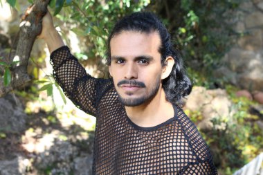 Açık hava tişörtlü yakışıklı genç adamın yakın plan portresi.