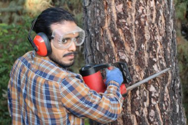 Bıyıklı yakışıklı genç adamın yakın plan portresi testereli oduncu