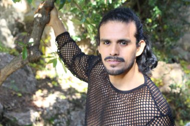 Açık hava tişörtlü yakışıklı genç adamın yakın plan portresi.