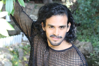 Açık hava tişörtlü yakışıklı genç adamın yakın plan portresi.