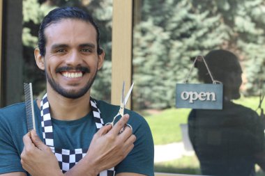 Kapının önünde makaslı, yakışıklı Latin berberin portresi.