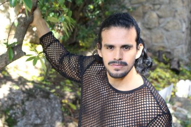 Açık hava tişörtlü yakışıklı genç adamın yakın plan portresi.