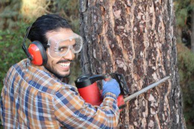Bıyıklı yakışıklı genç adamın yakın plan portresi testereli oduncu