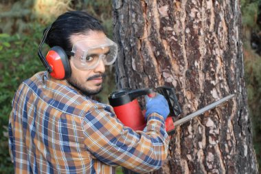 Bıyıklı yakışıklı genç adamın yakın plan portresi testereli oduncu