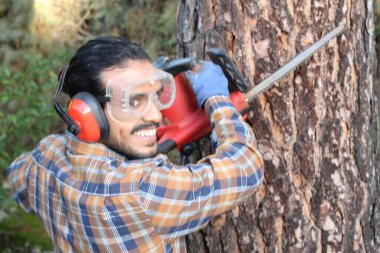 Bıyıklı yakışıklı genç adamın yakın plan portresi testereli oduncu