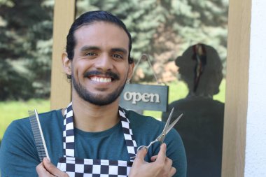 Kapının önünde makaslı, yakışıklı Latin berberin portresi.