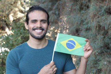 Park yerinde bayrağı olan yakışıklı bir gencin portresi.