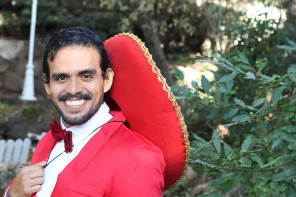 Portret Van Knappe Latijnse Man Rood Kostuum Sombrero Straat — Stockfoto