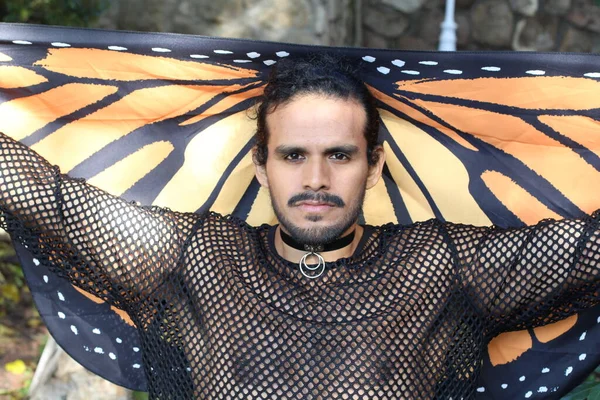 Açık Havada Kelebek Atkısı Olan Net Tişörtlü Yakışıklı Genç Adamın — Stok fotoğraf