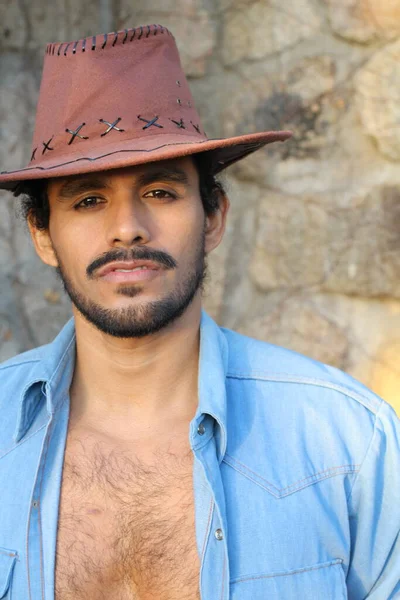 Close Retrato Belo Jovem Com Bigode Chapéu Cowboy Frente Parede — Fotografia de Stock