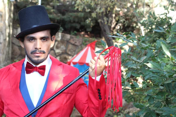 Retrato Mago Circo Guapo Disfrazado Rojo Delante Una Carpa Circo —  Fotos de Stock