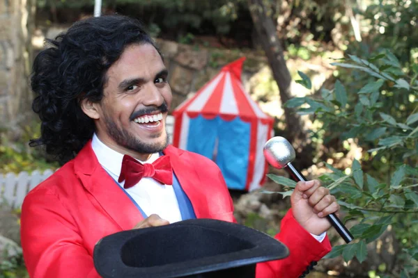 Ritratto Bel Mago Del Circo Costume Rosso Davanti Alla Tenda — Foto Stock