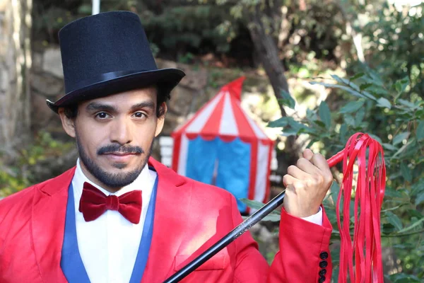 Retrato Mago Circo Guapo Disfrazado Rojo Delante Una Carpa Circo —  Fotos de Stock