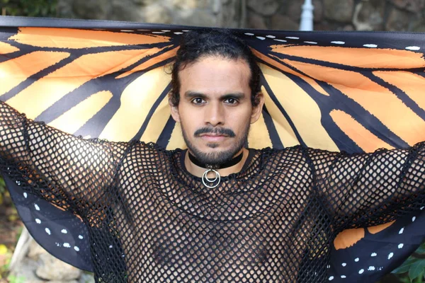 Açık Havada Kelebek Atkısı Olan Net Tişörtlü Yakışıklı Genç Adamın — Stok fotoğraf